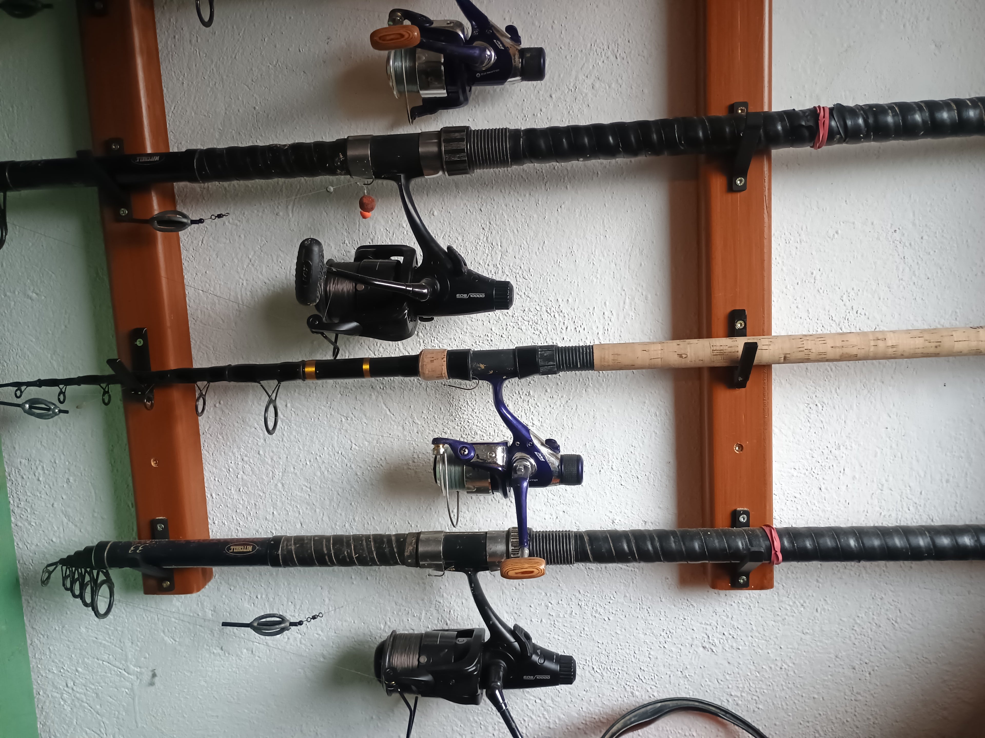 Universal fishing rod holder / hook