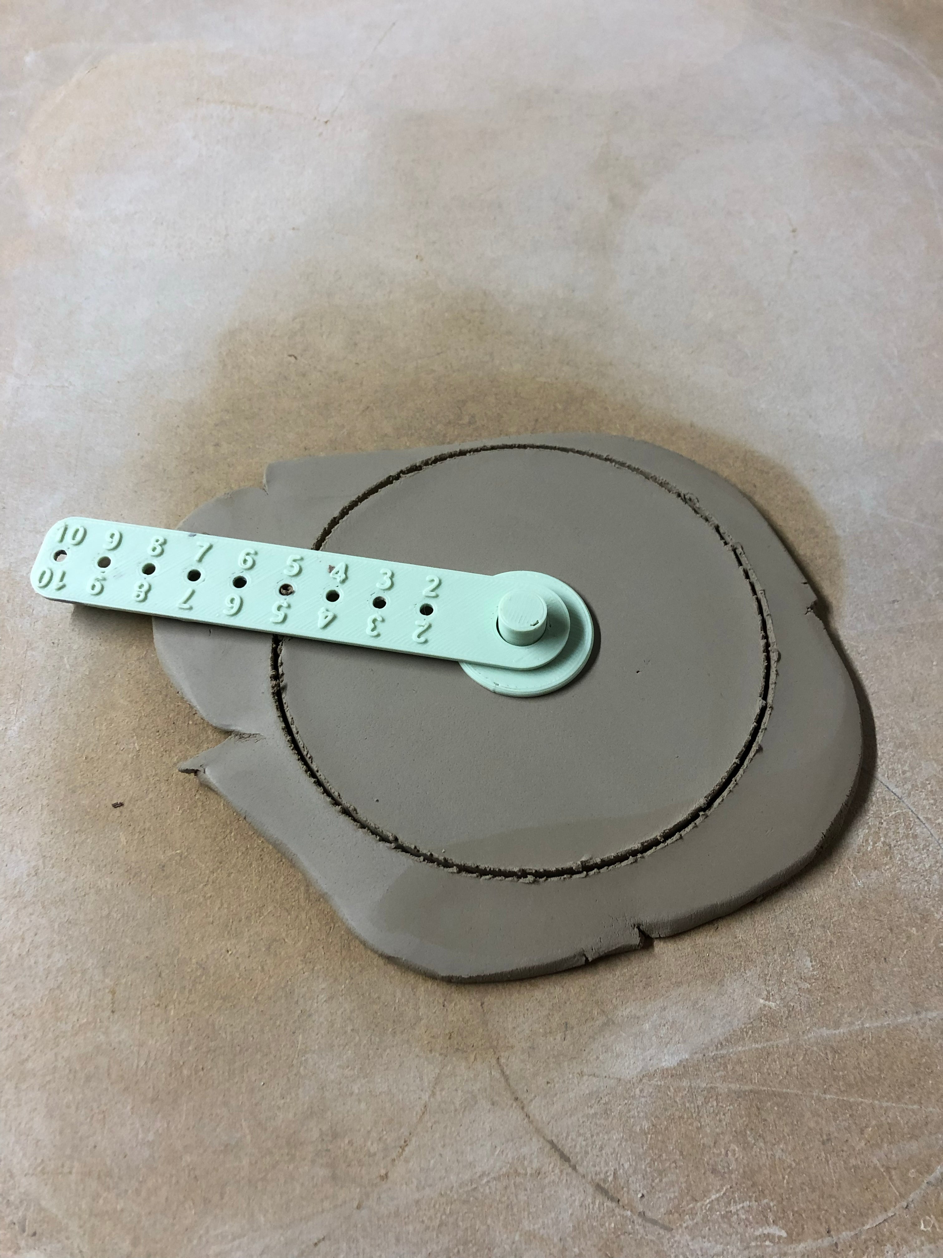 Adjustable circle cutter for clay