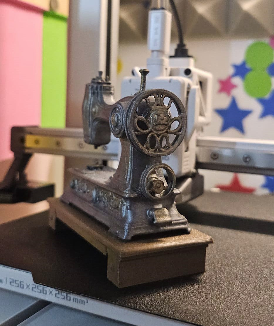 MAQUINA DE COSER ANTIGUA