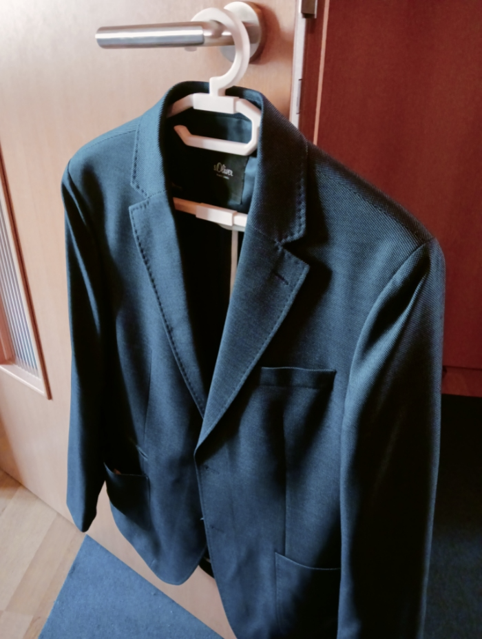 stable coat and clothes hanger (Kleiderbügel)