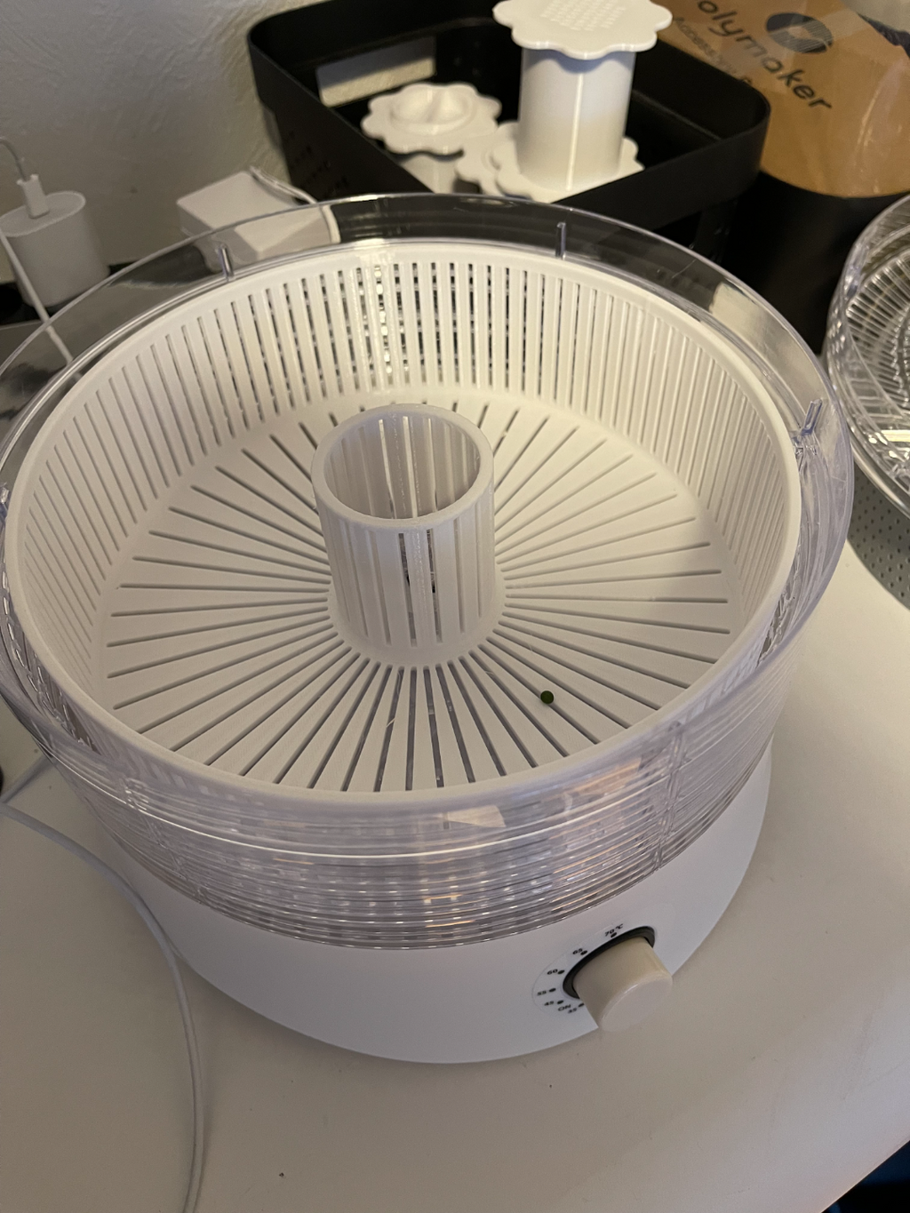 Dehydrator basket for silica gel