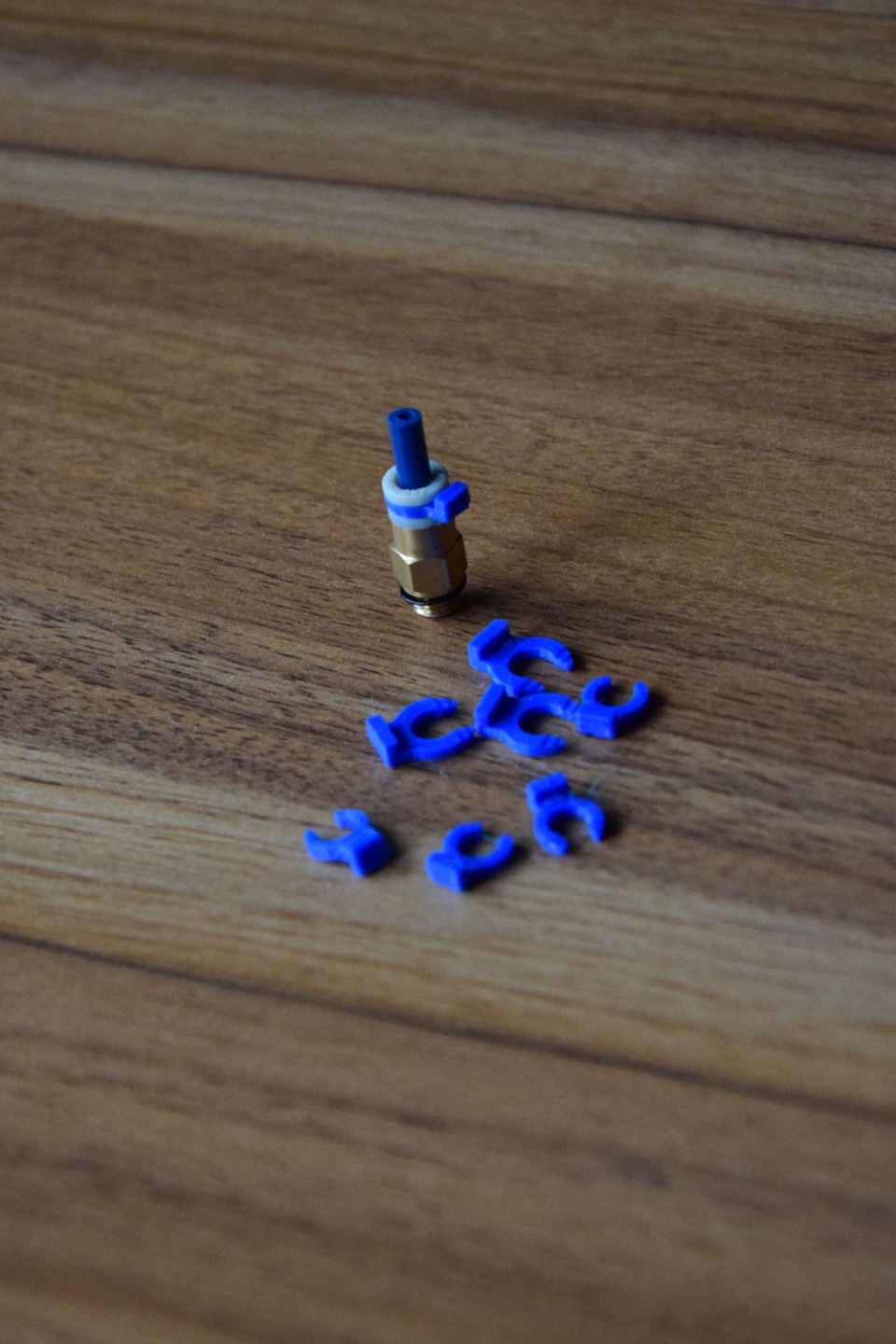 Pneumatic connectors lock clip