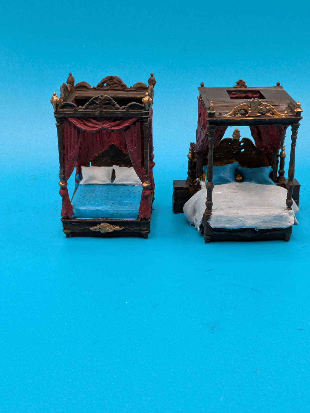 Furniture set 1 (four-poster beds)