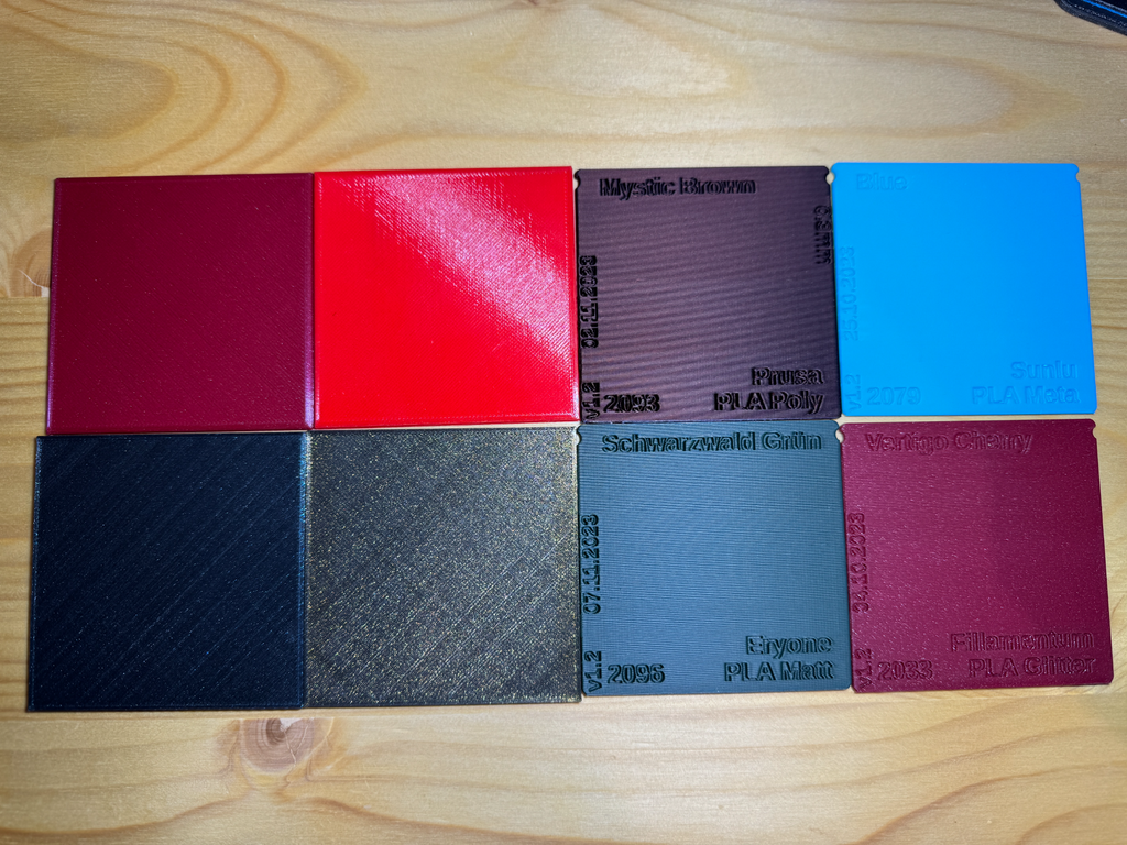Filament box with slot for color samples