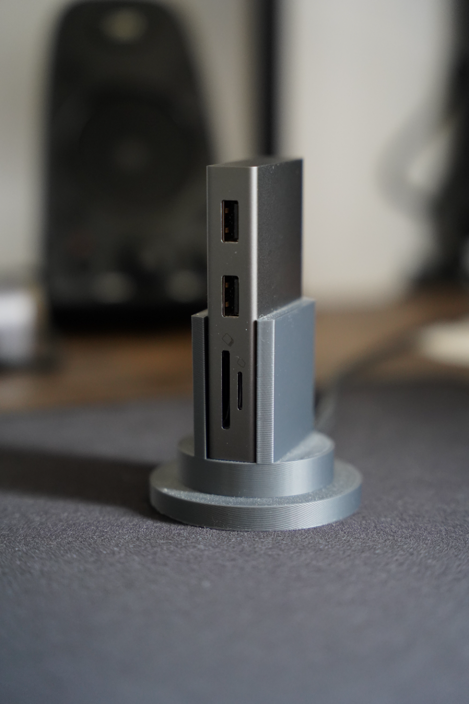 UNI USB C 8-IN-1 HUB VERTICAL HOLDER