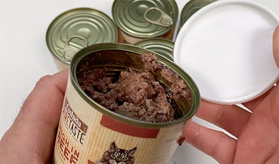 The can lid keeps the cat food fresh