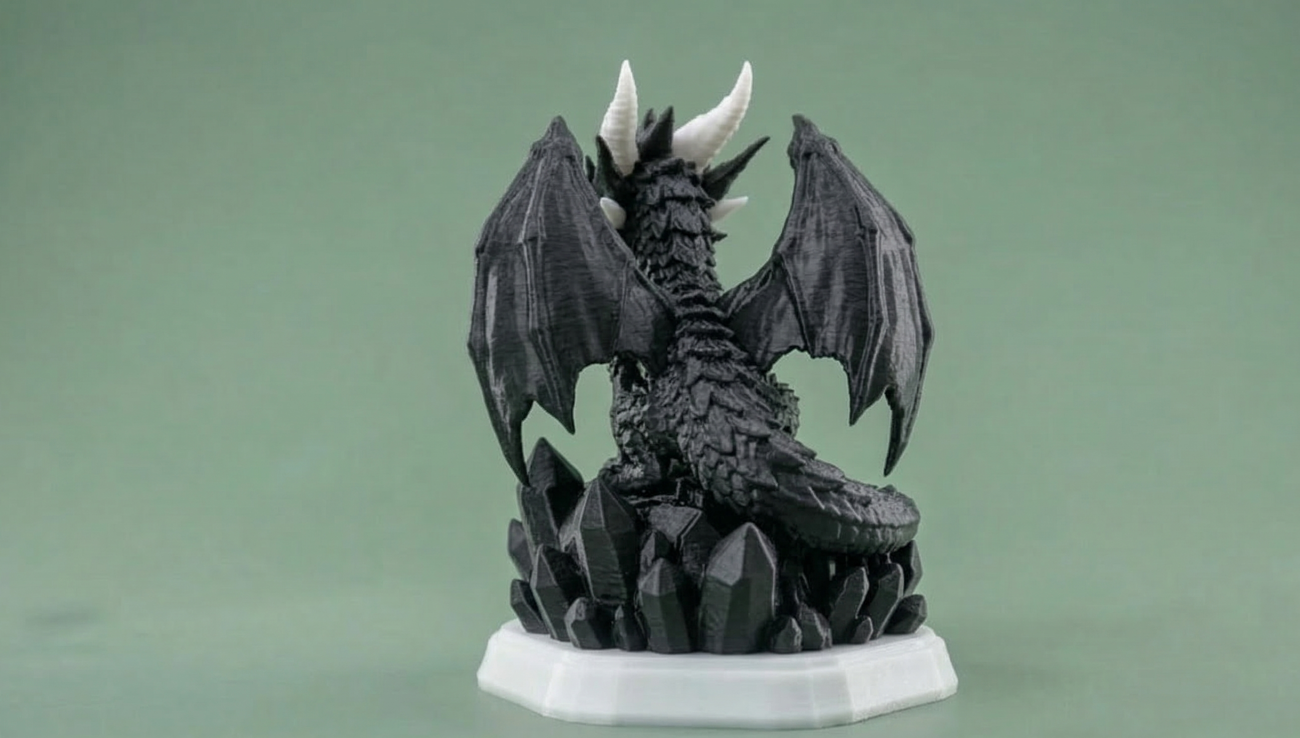 Dragón de Cristal sobre Trono