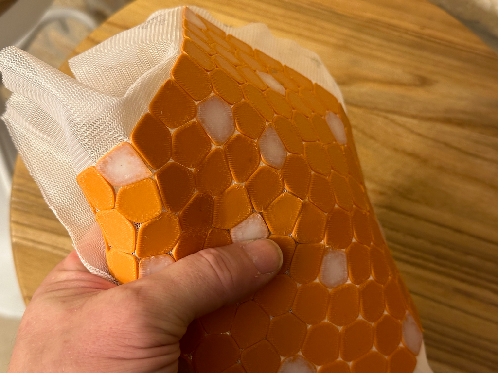 Revolutionizing Fabric Creation: 3D Printing Meets Laundry Nets for Stable and Flexible Masterpieces