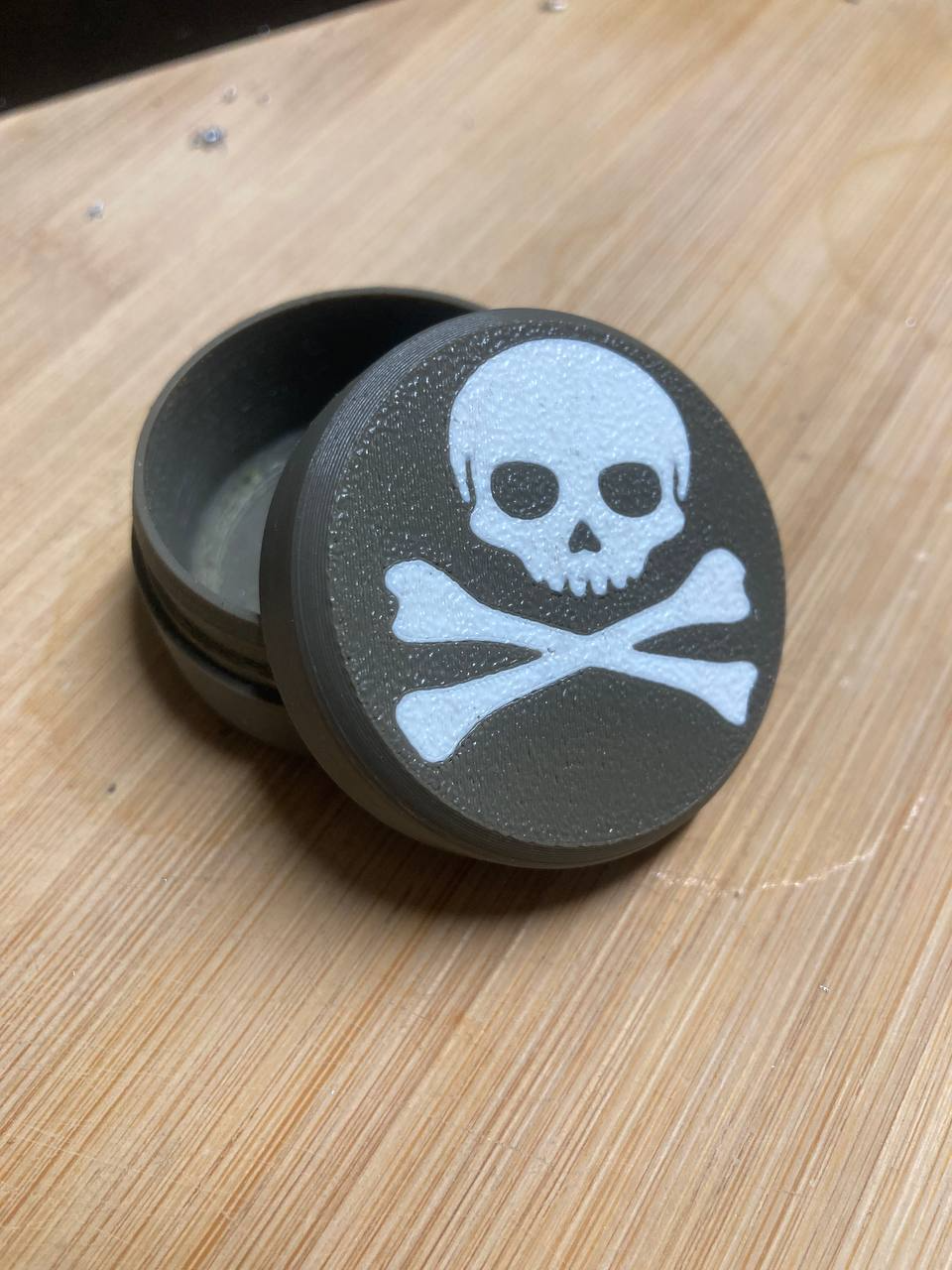 Round Box with Screw Lid and lots of Lid designes!