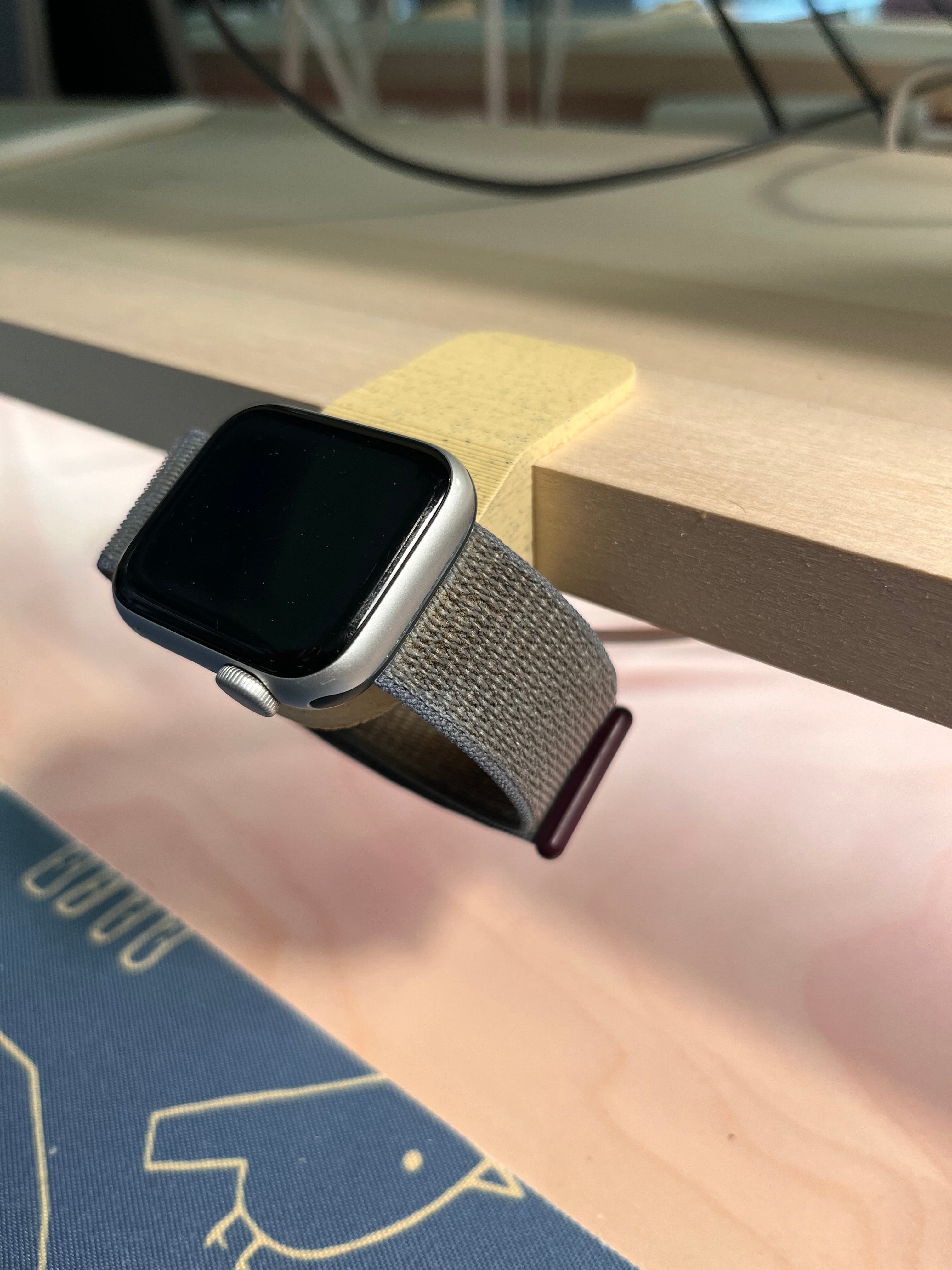 Apple Watch (AirPods) MagSafe desk shelf clamp