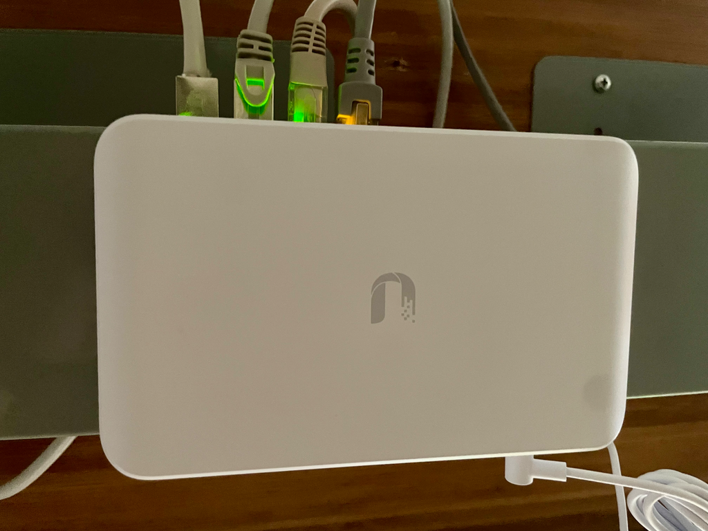 UniFi USW Lite 8 PoE Switch8 mount wall or magnet