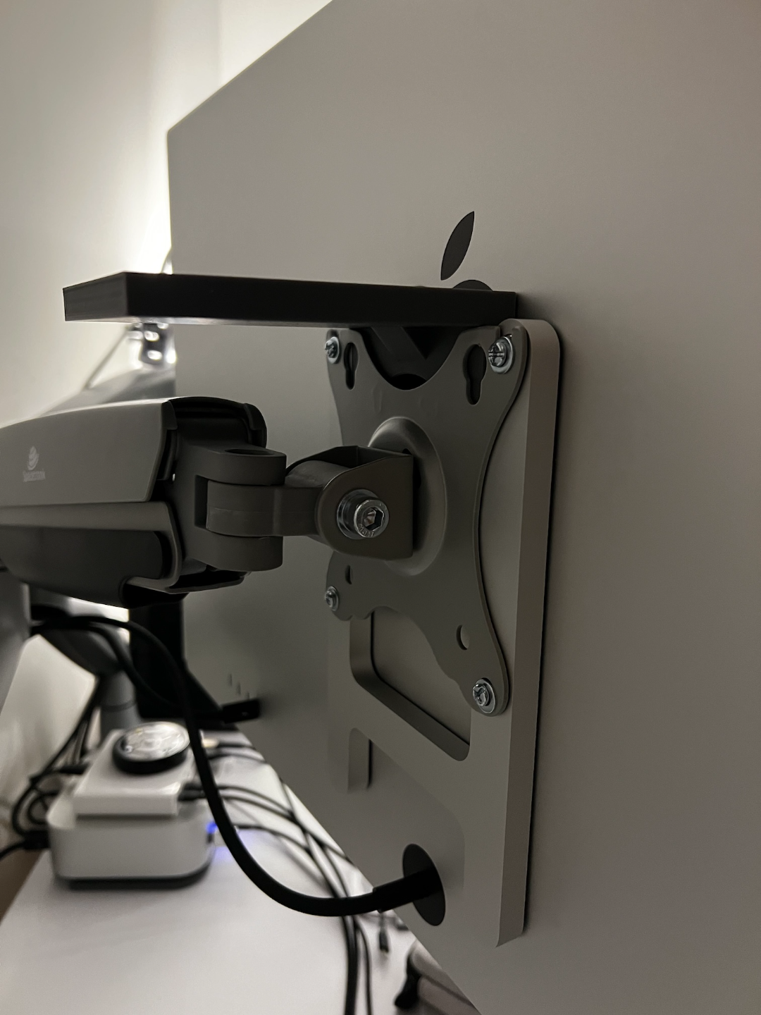 Apple Studio Display VESA shelf