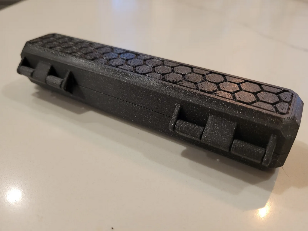 Magnetic hinged dice box