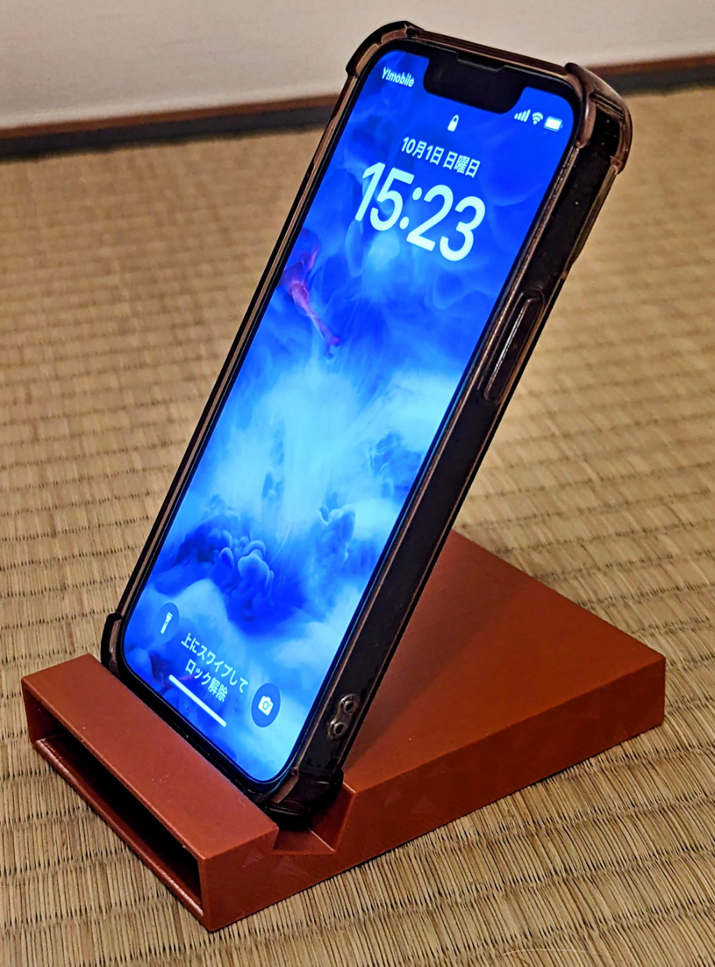 Simple, elegant phone holder with speaker amplifier - multiple sizes - doesn't block the screen
