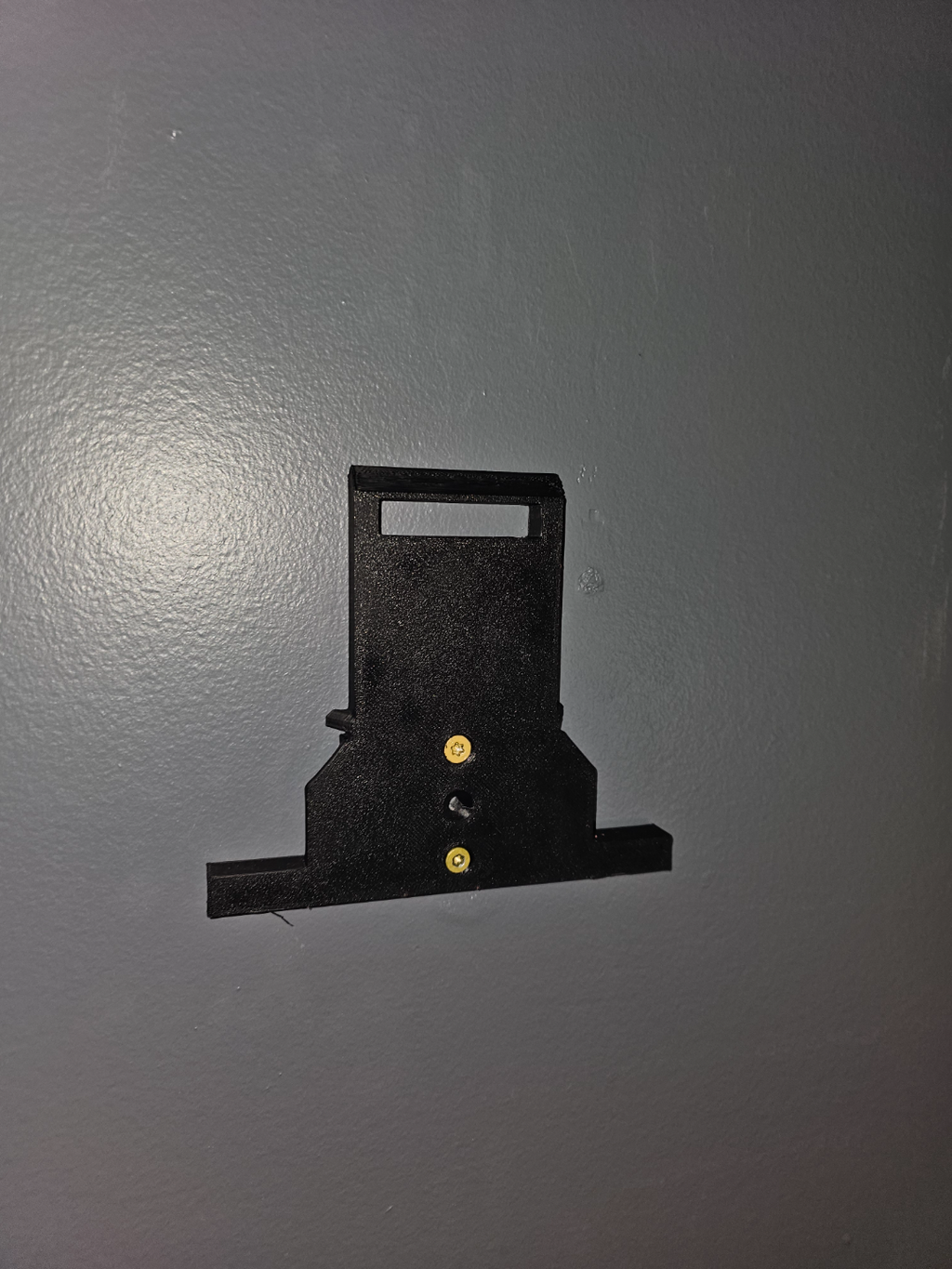 Packout Latching Wall Hanger