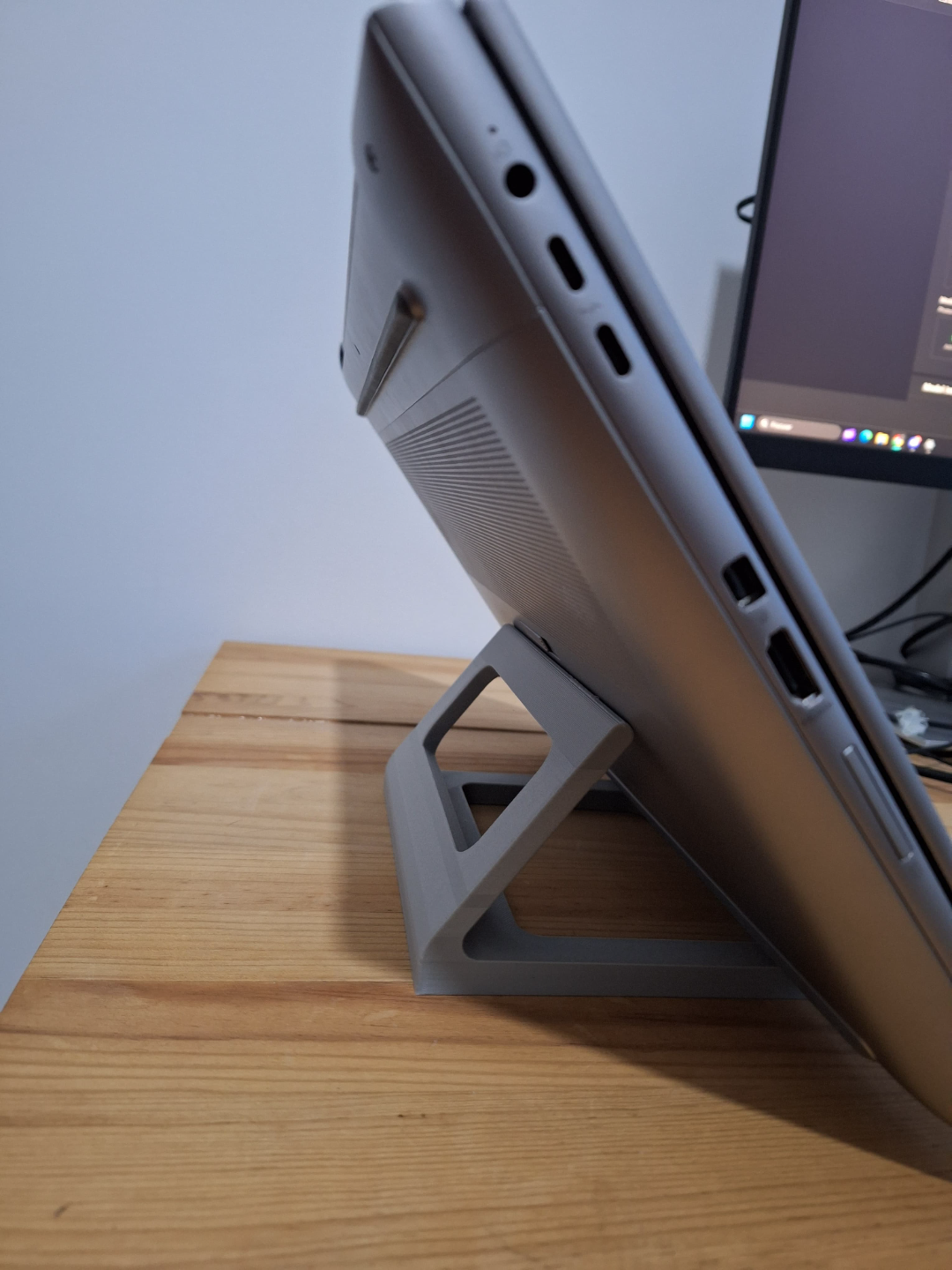 Laptop holder / laptop storage