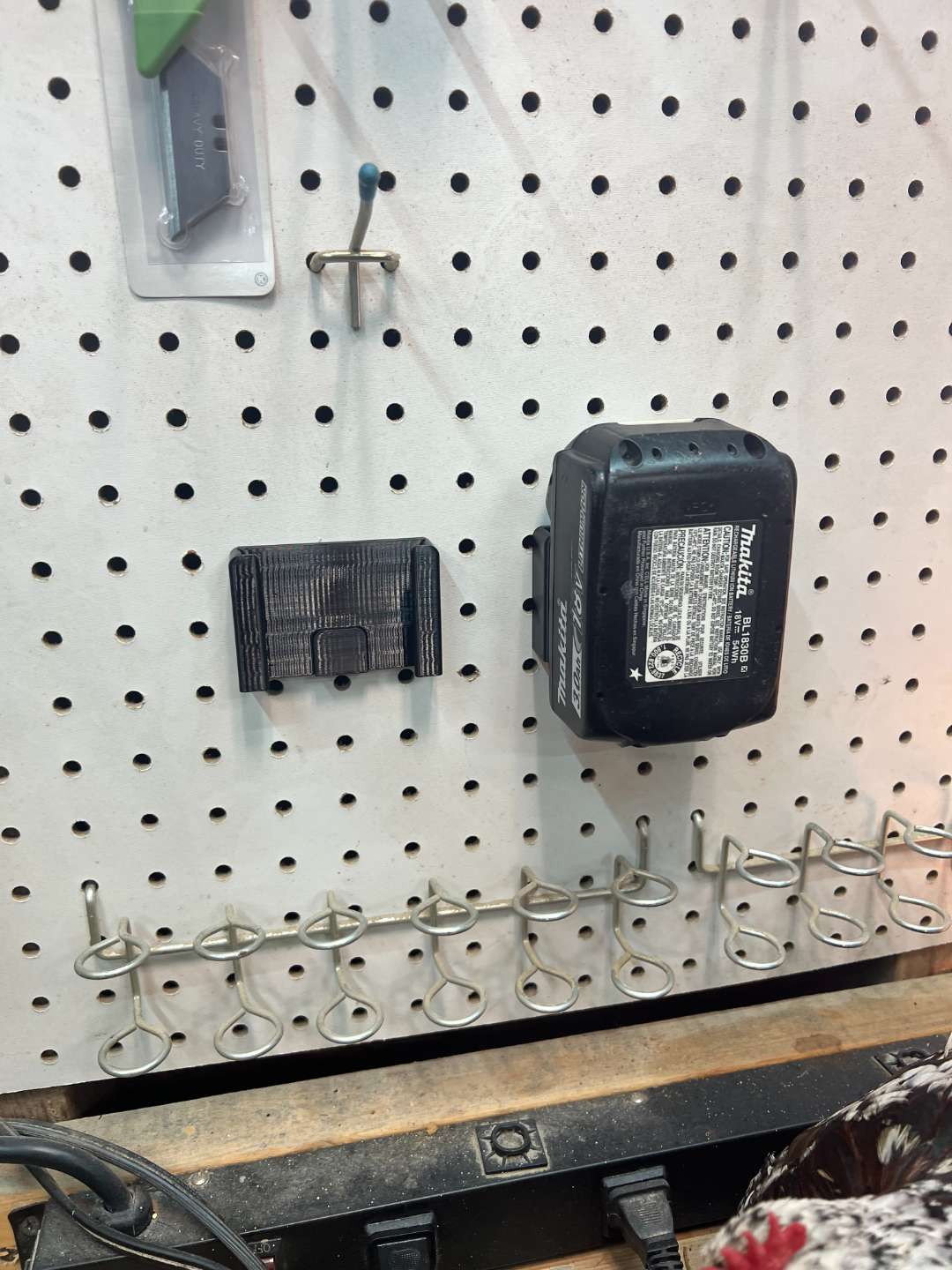 Makita 18V battery holder for Pegboard-latch free