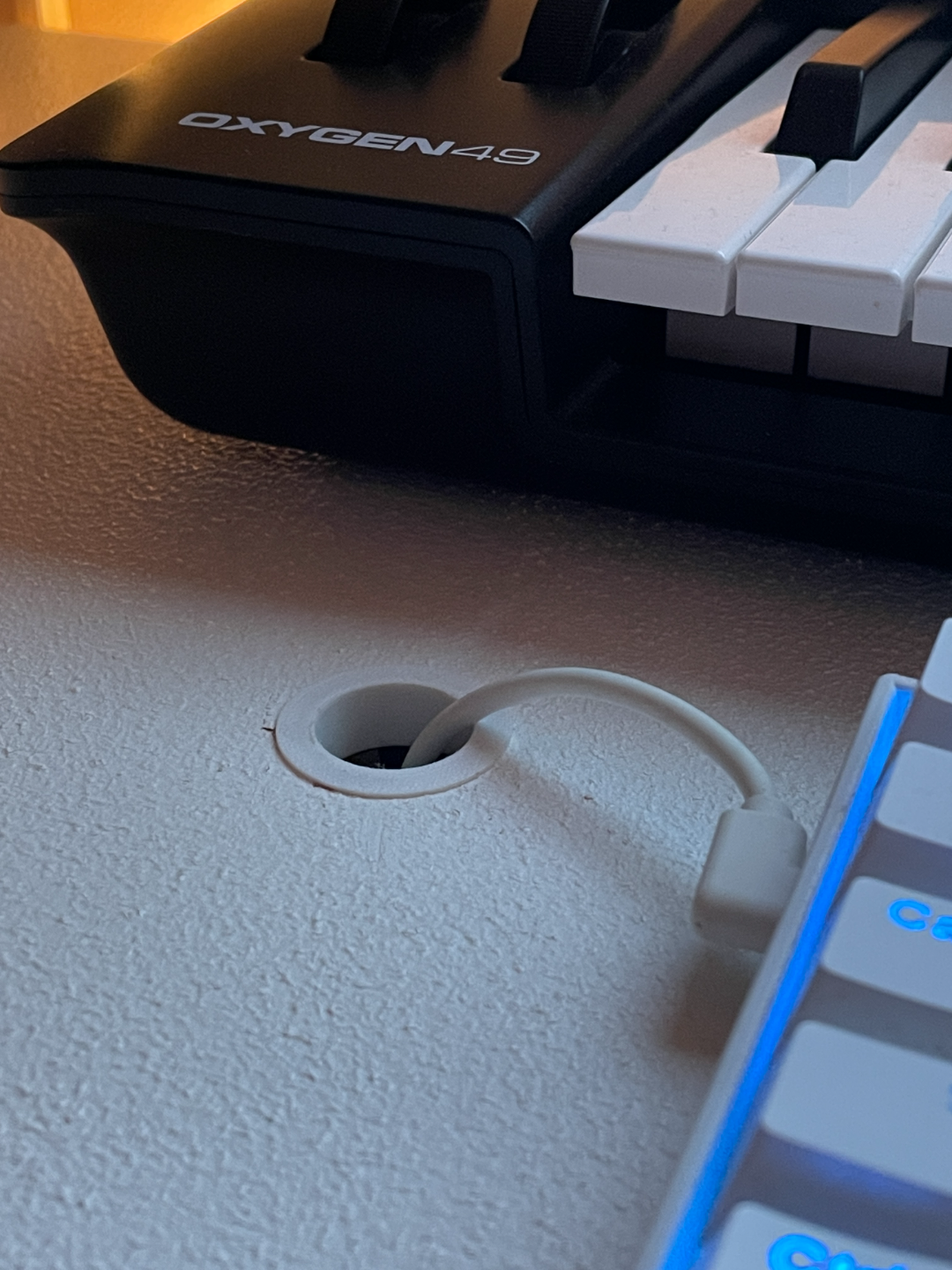 GUIDA PASSACAVO SCRIVANIA 2cm PASSA USB TIPO A
