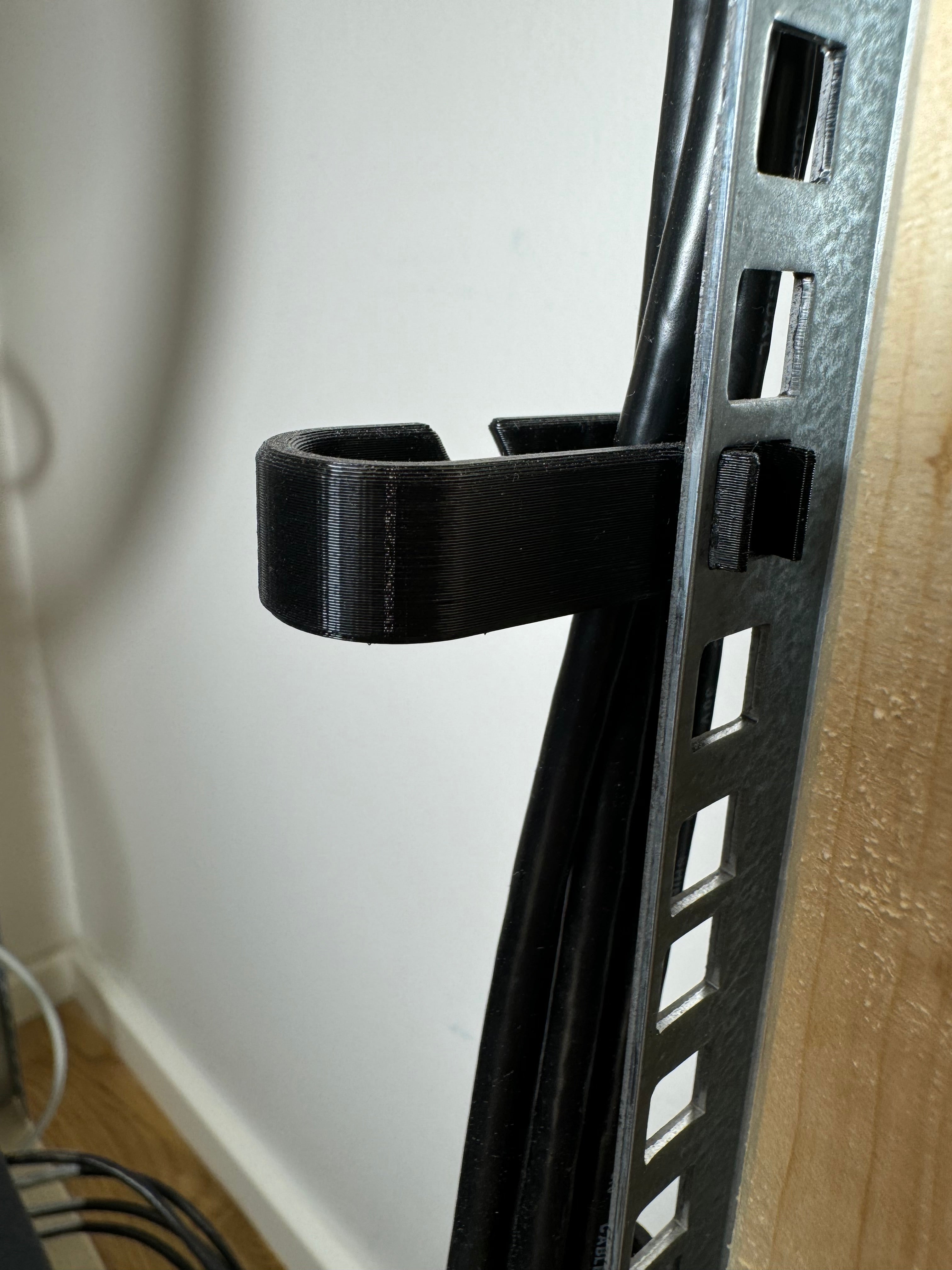 Network rack cable guide
