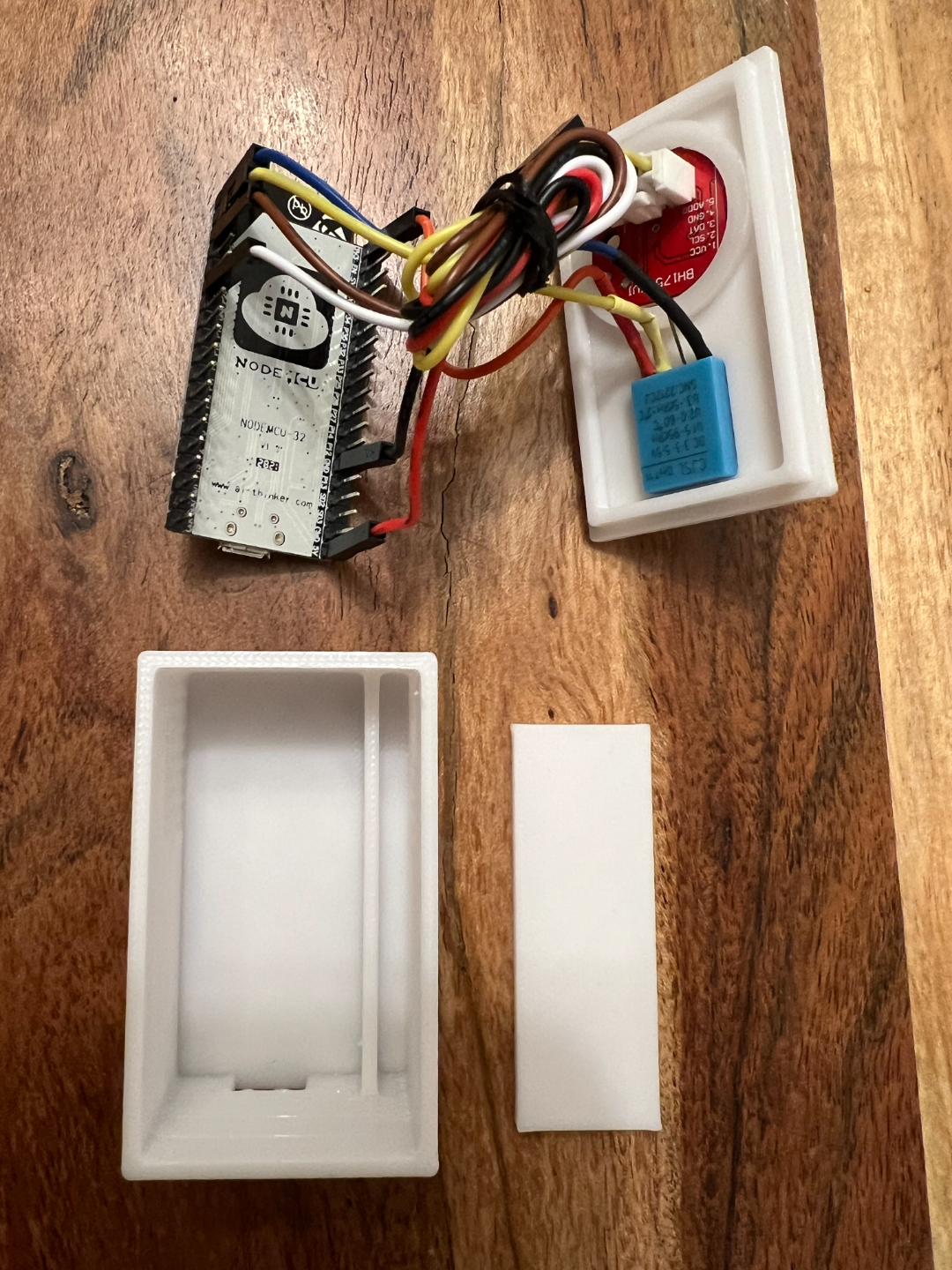 ESP32 NodeMCU-32 with temperature & light sensor