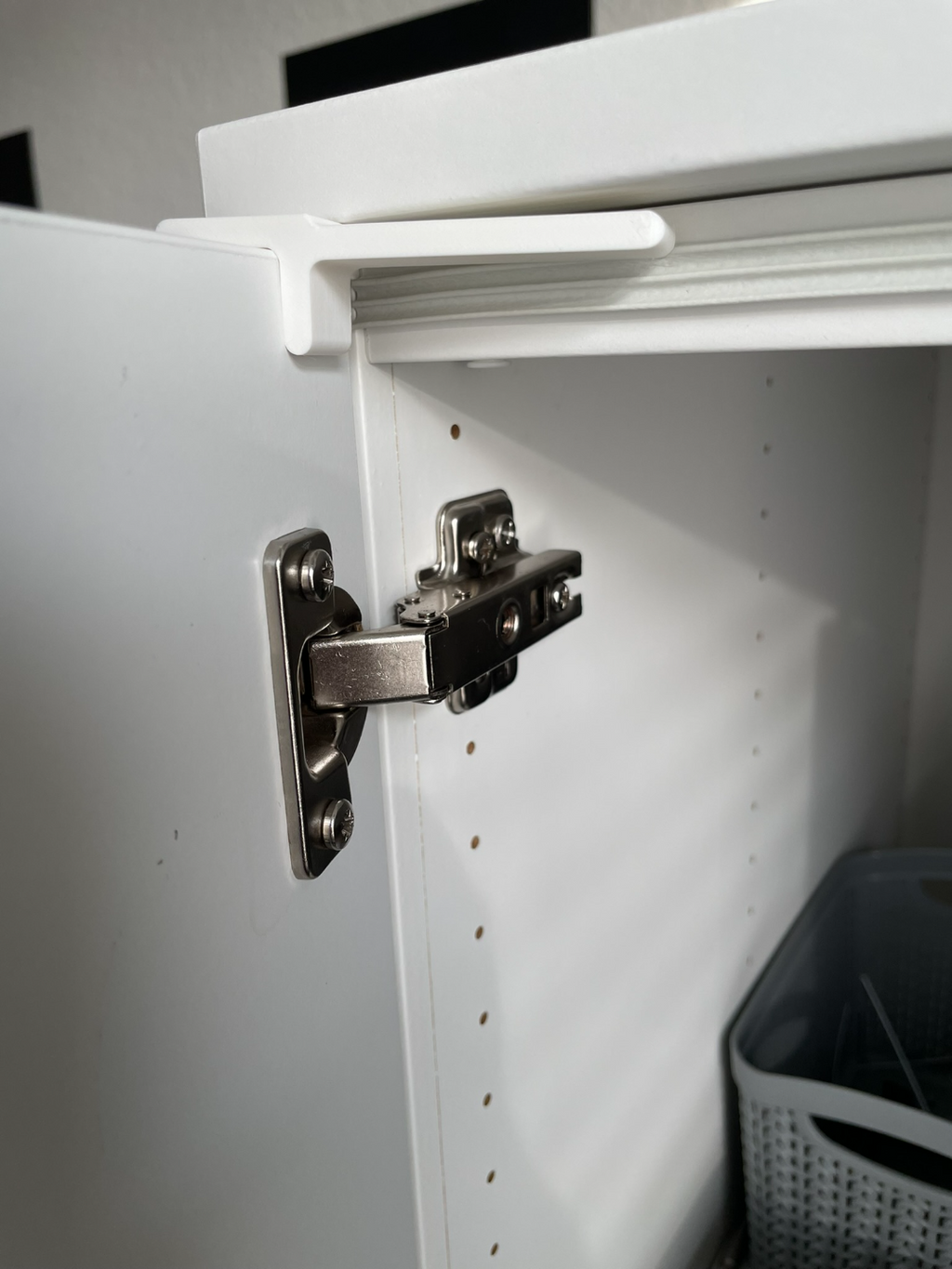 Simple cabinet door holder (spacer)