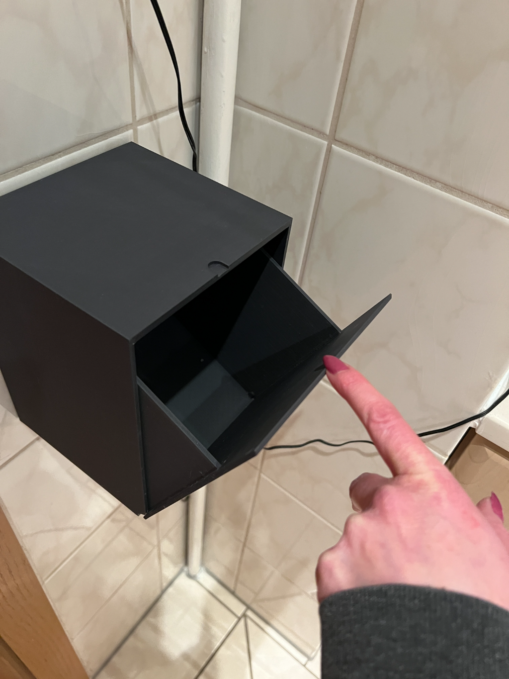 Self-closing trash can