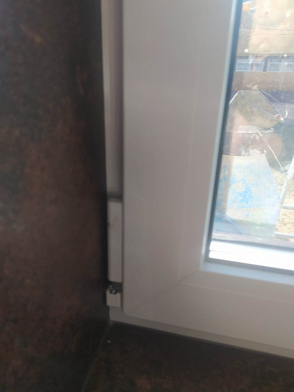 WINDOW LOWER HINGE COVER-KRYT SPODNÍHO PANTU U OKNA