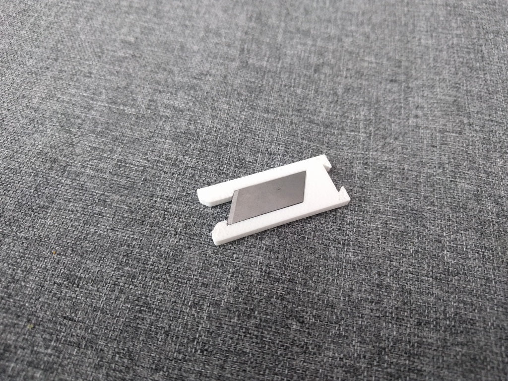 Filament cutter (only 18mm snap off blade needed)