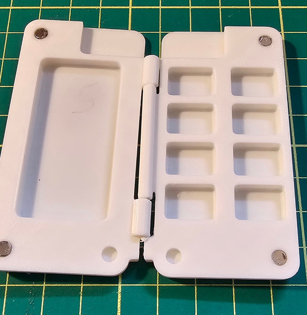 A pocket palette for painting with a hinge