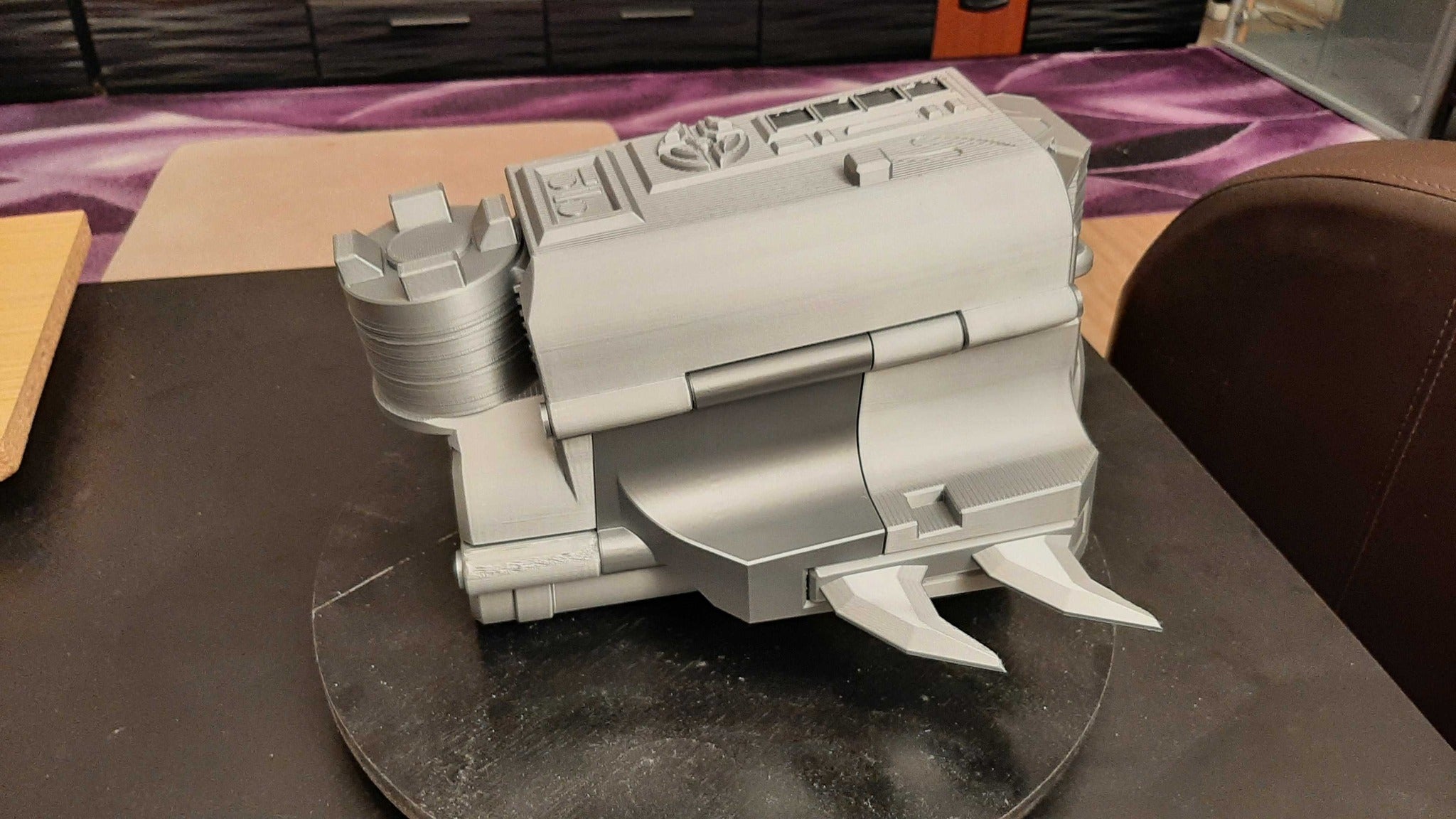 Predator gauntlet with the retractable shield