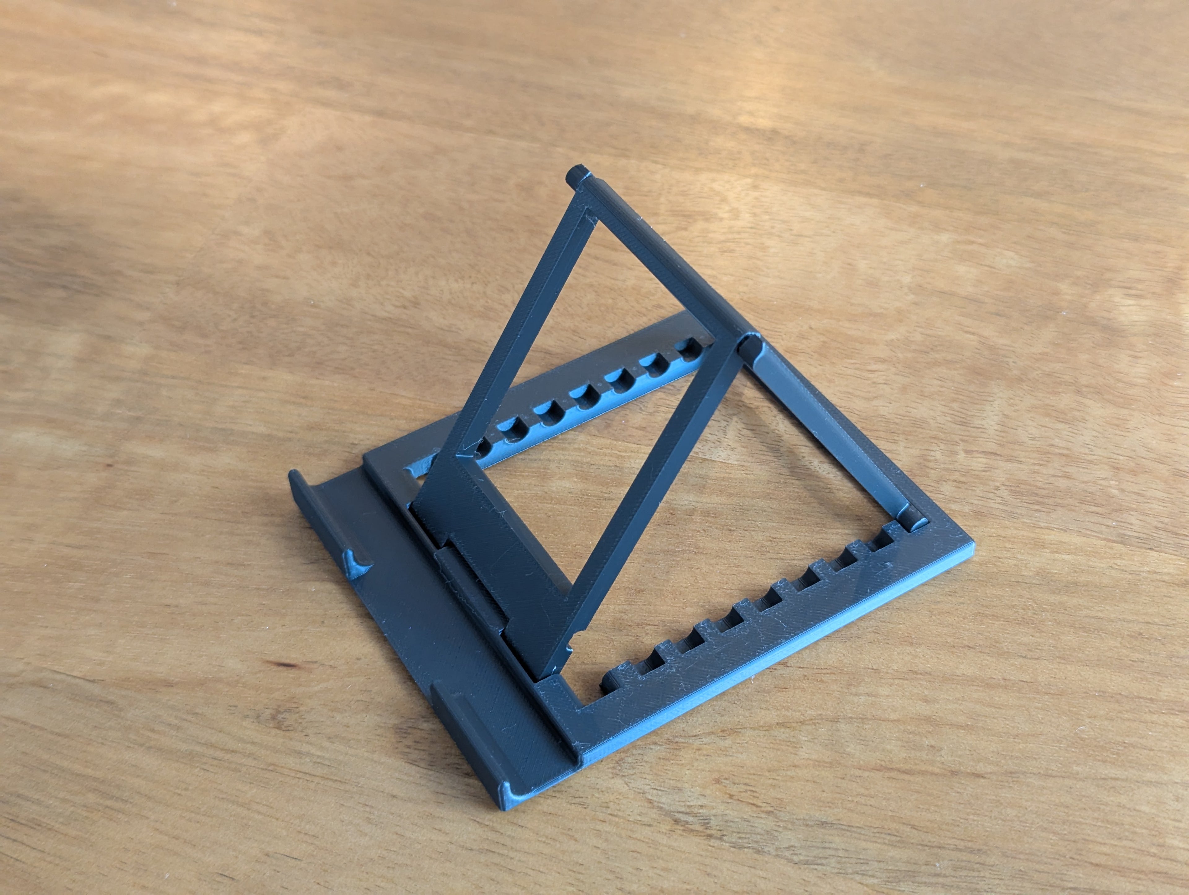 Foldable tablet stand (print in place)