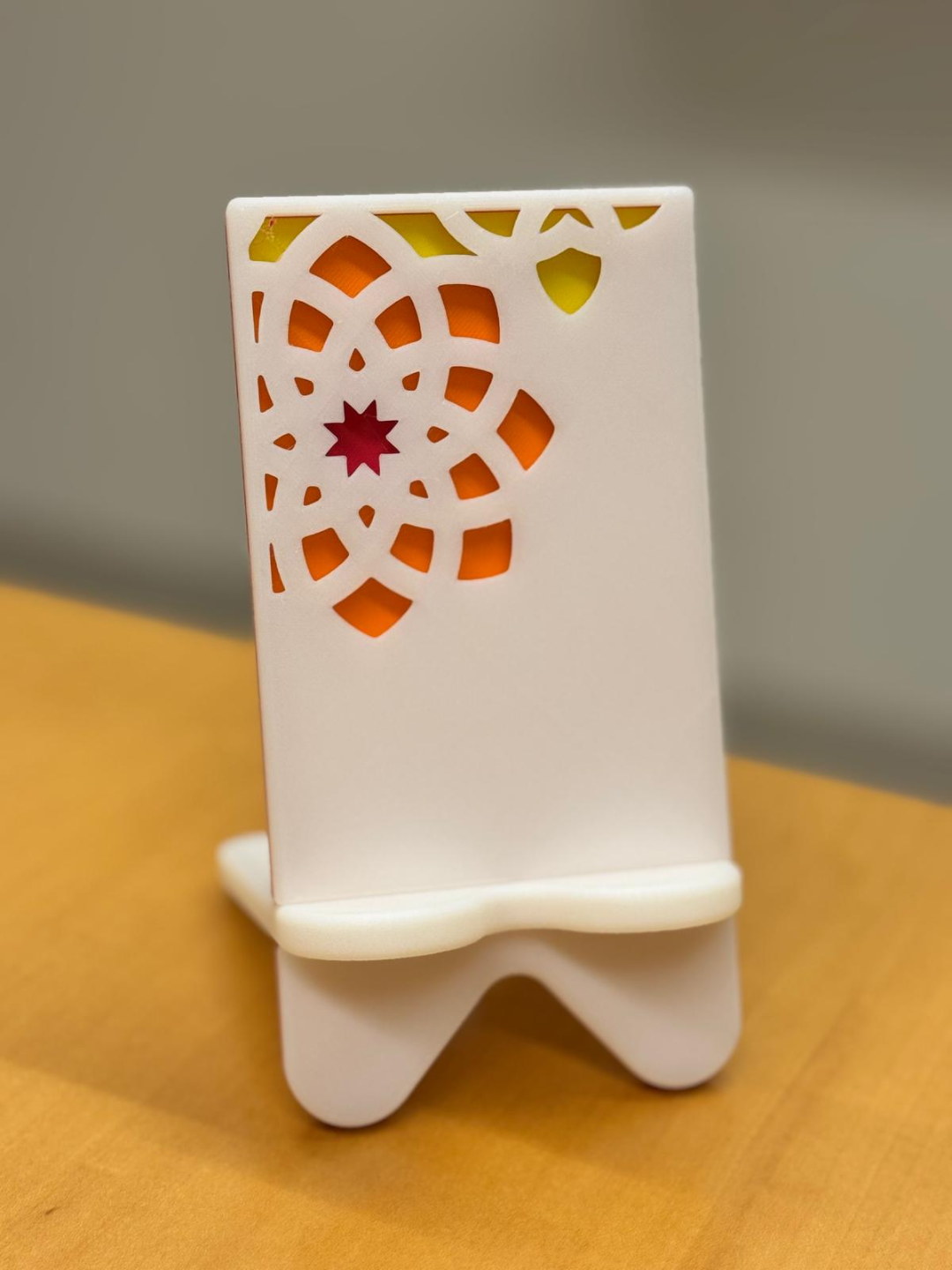 Elegant phone stand with engraved design pattern