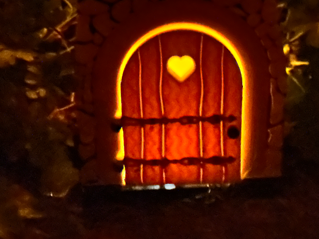 Fairy Door with Staircase, Solar-LED & Side panels
