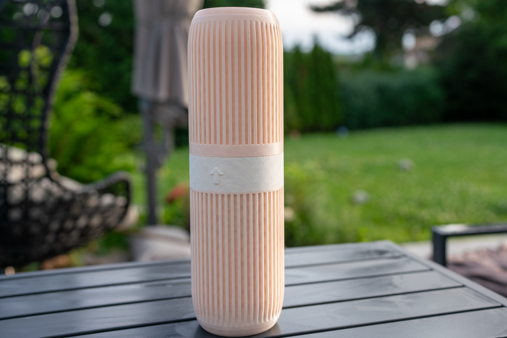 Curvy wine bottle case