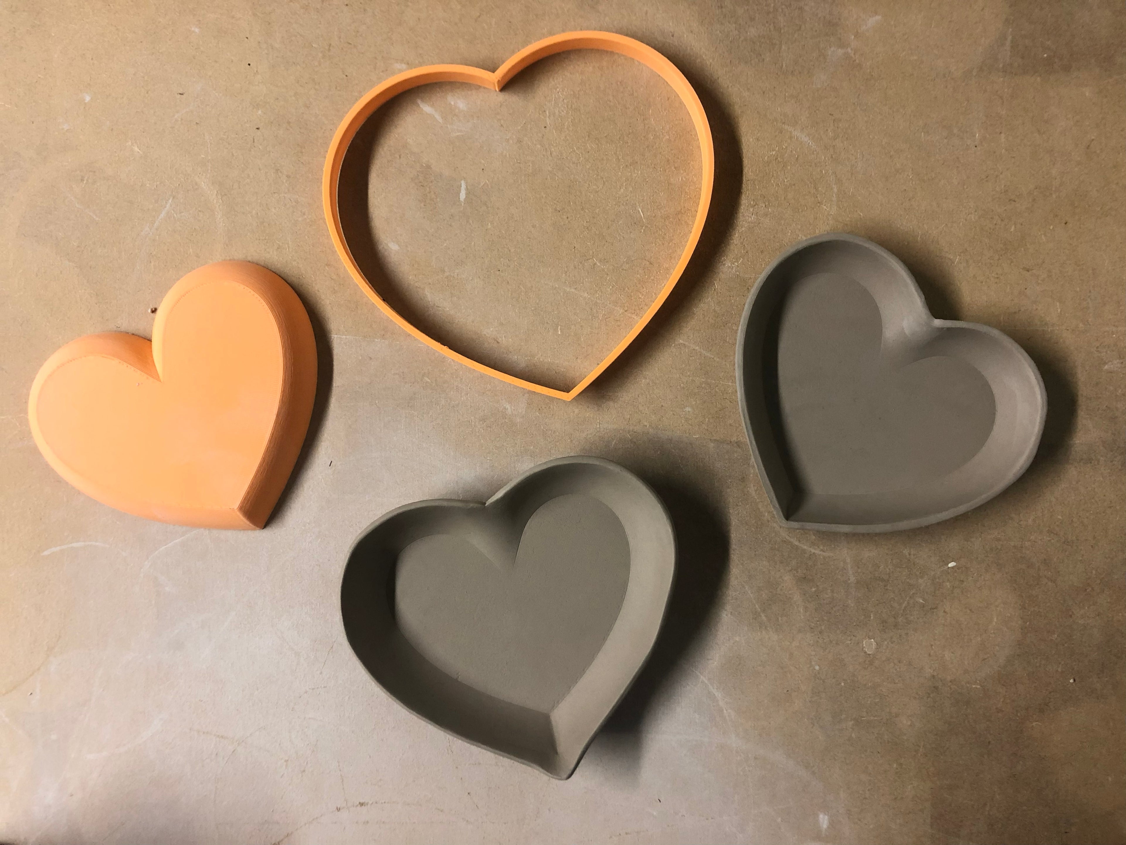 Cutter and mould for a heart-shaped clay plate
