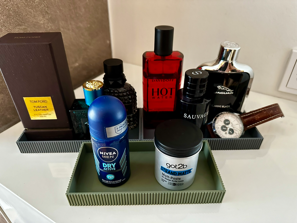 Simple and modern tray