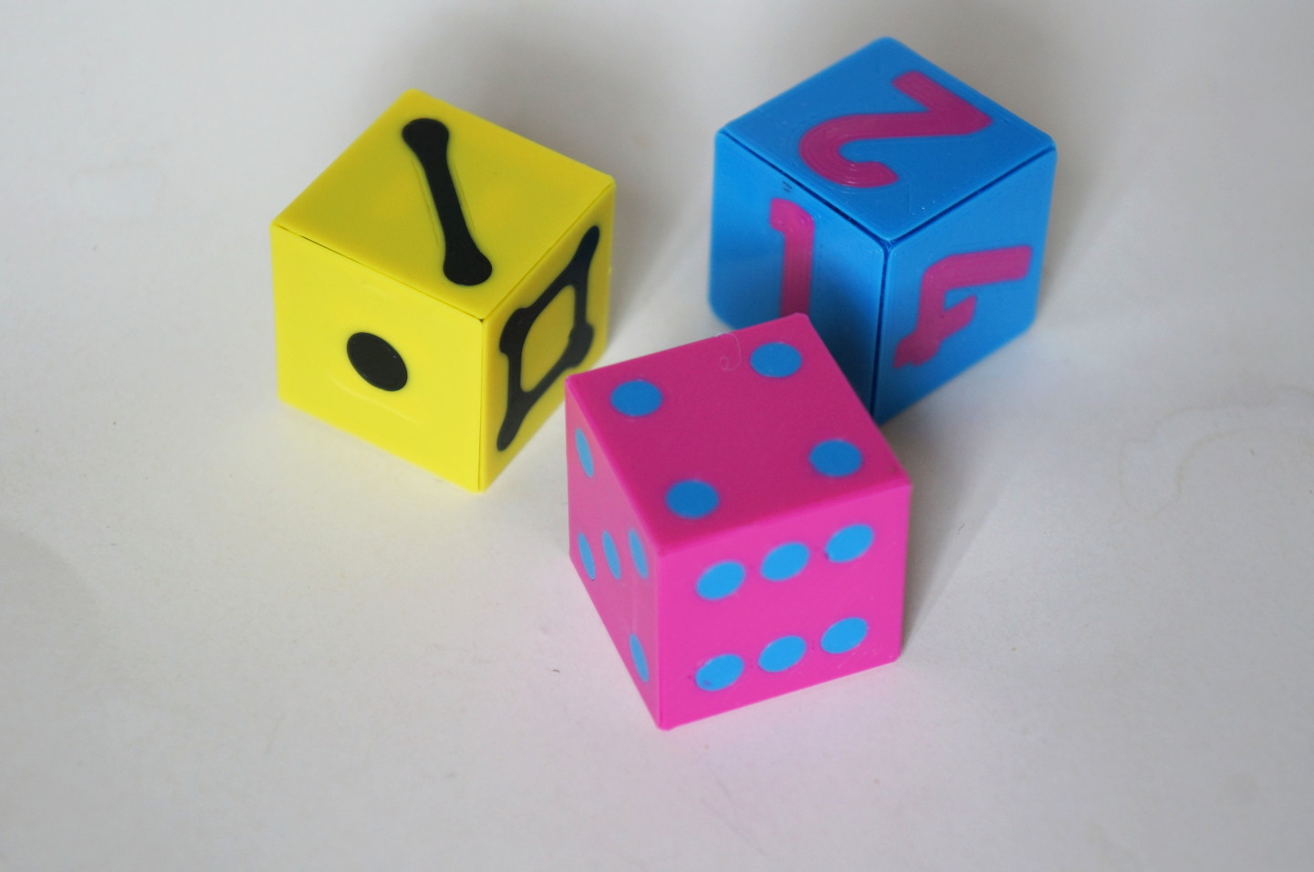 Sharp Dice with customizable surface tiles