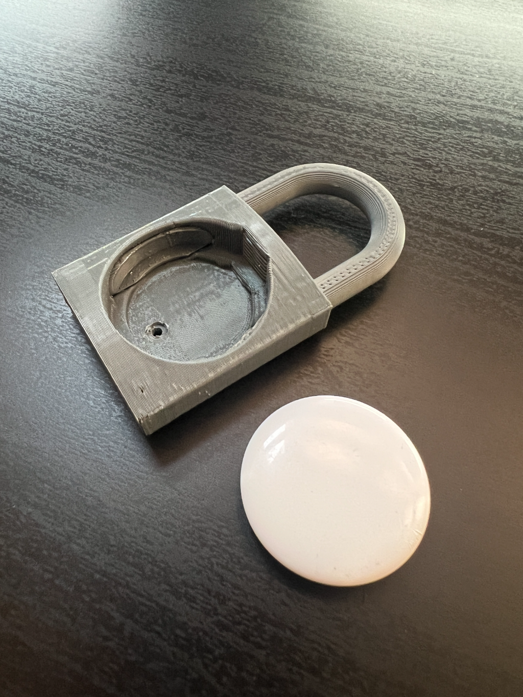 Airlock (padlock with airtag)