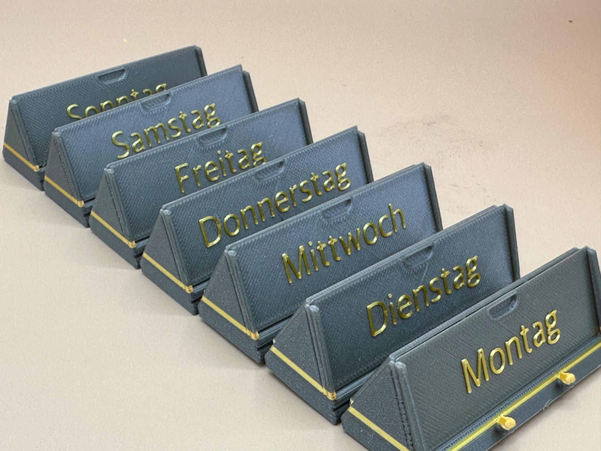 "Print-in-Place" Pill Box with Rollcontainer Design and Versatile Customization