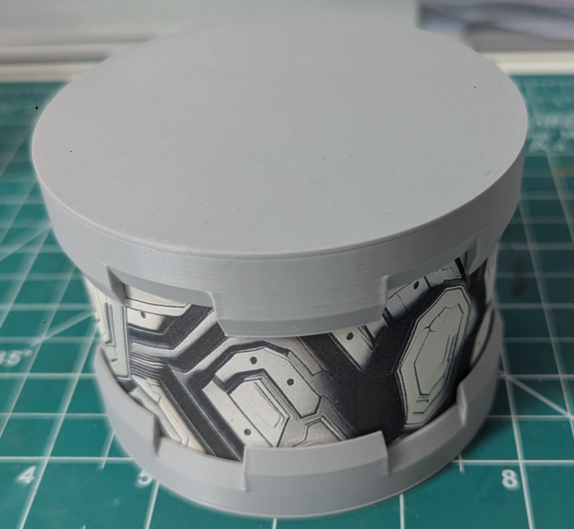 Overture spool core screw on container lid