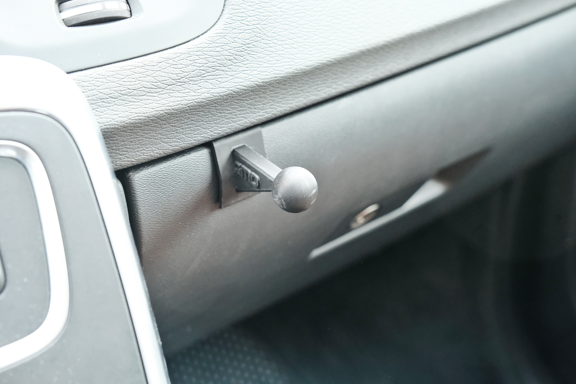 Ball mount phone holder - Volvo V60/S60