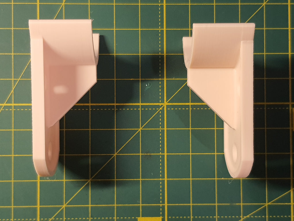Support element for shower curtain tube