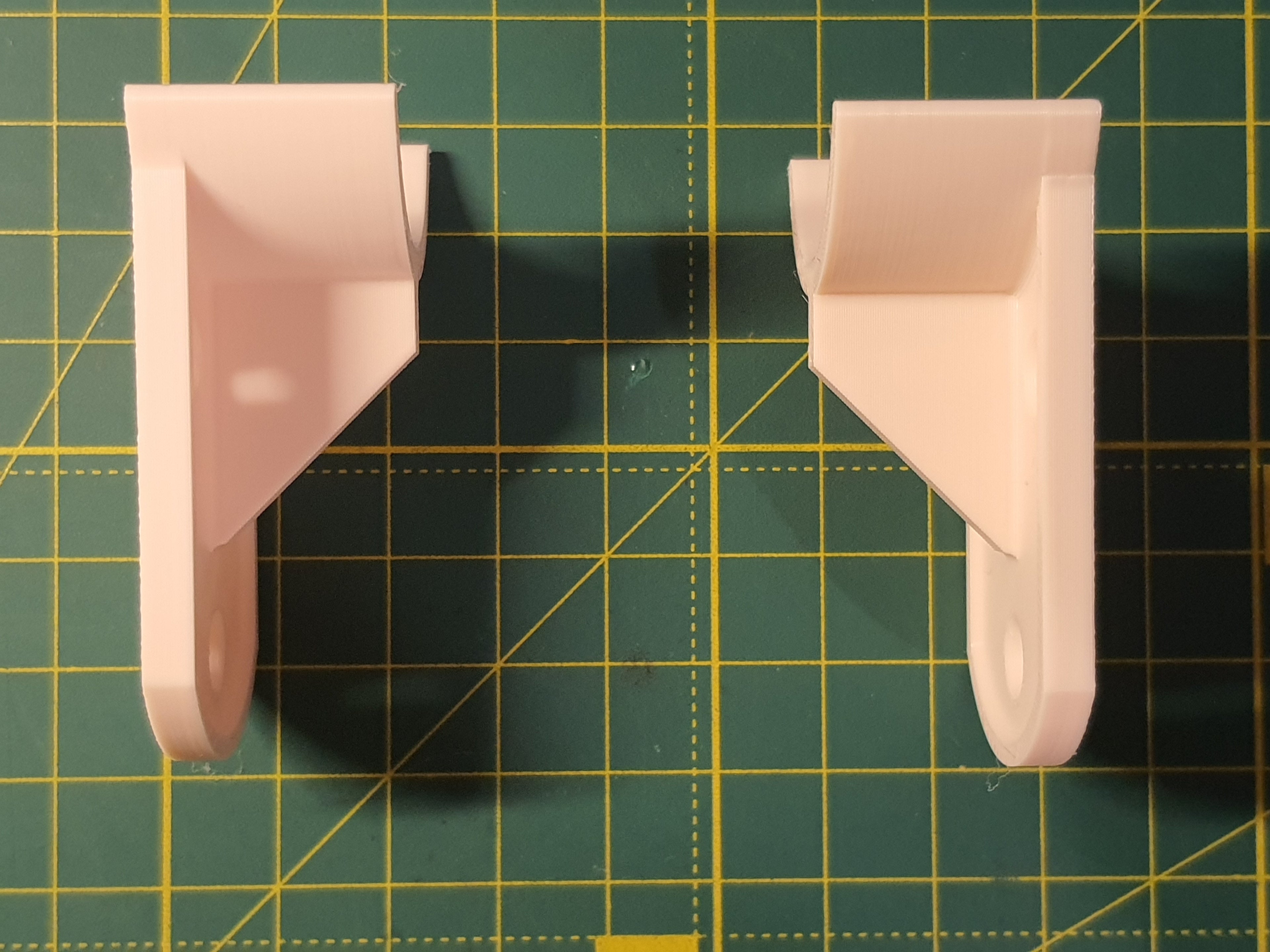 Support element for shower curtain tube