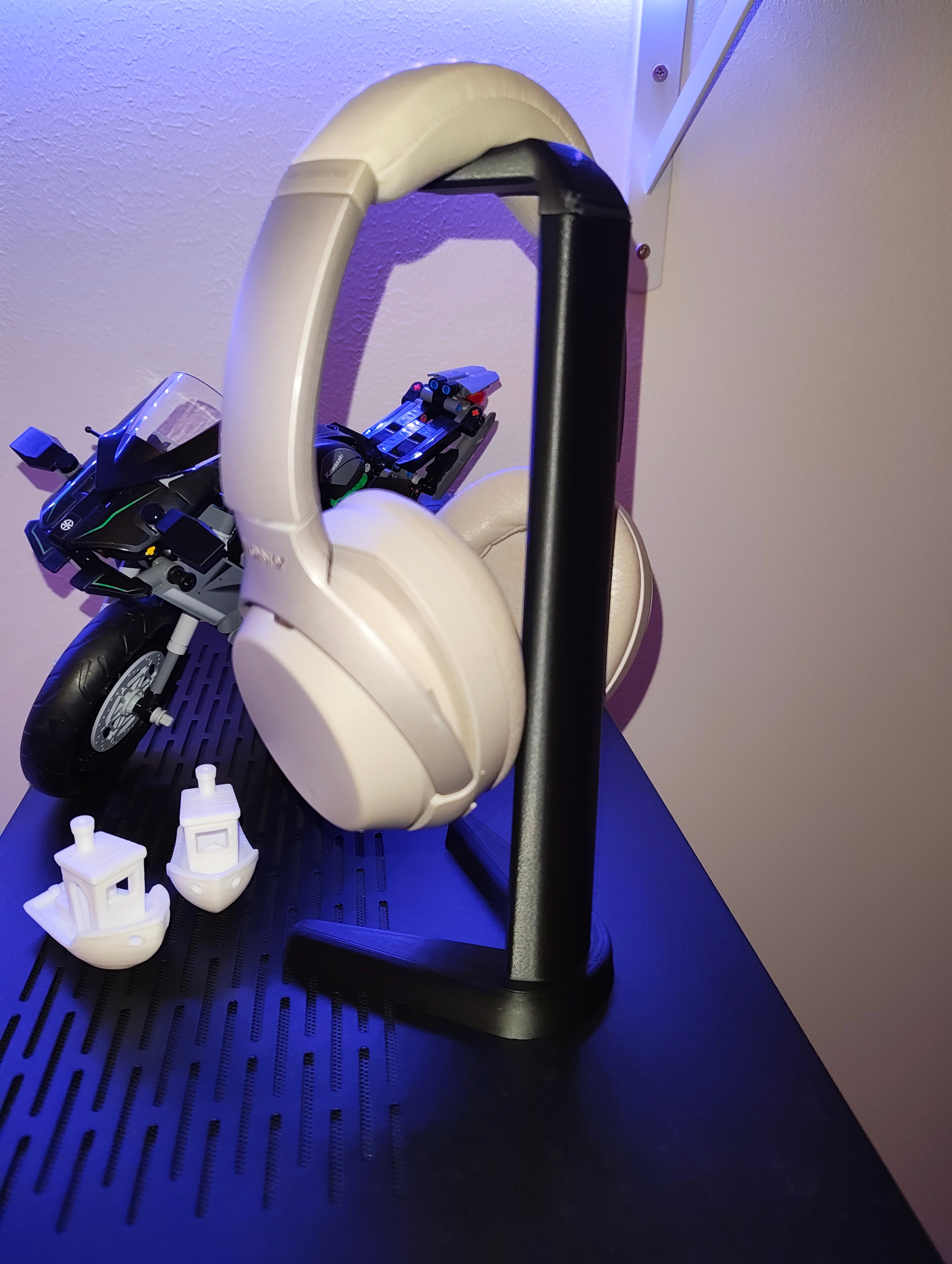 Slim end clean headphone stand