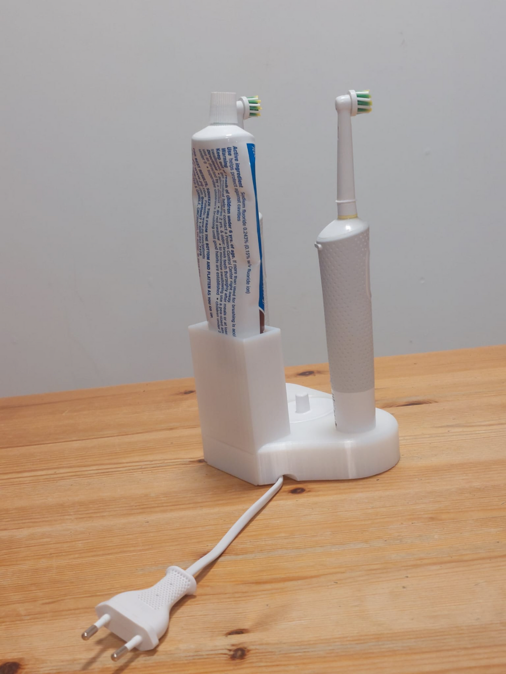 Oral-B toothbrush holder+ cable hiding place.