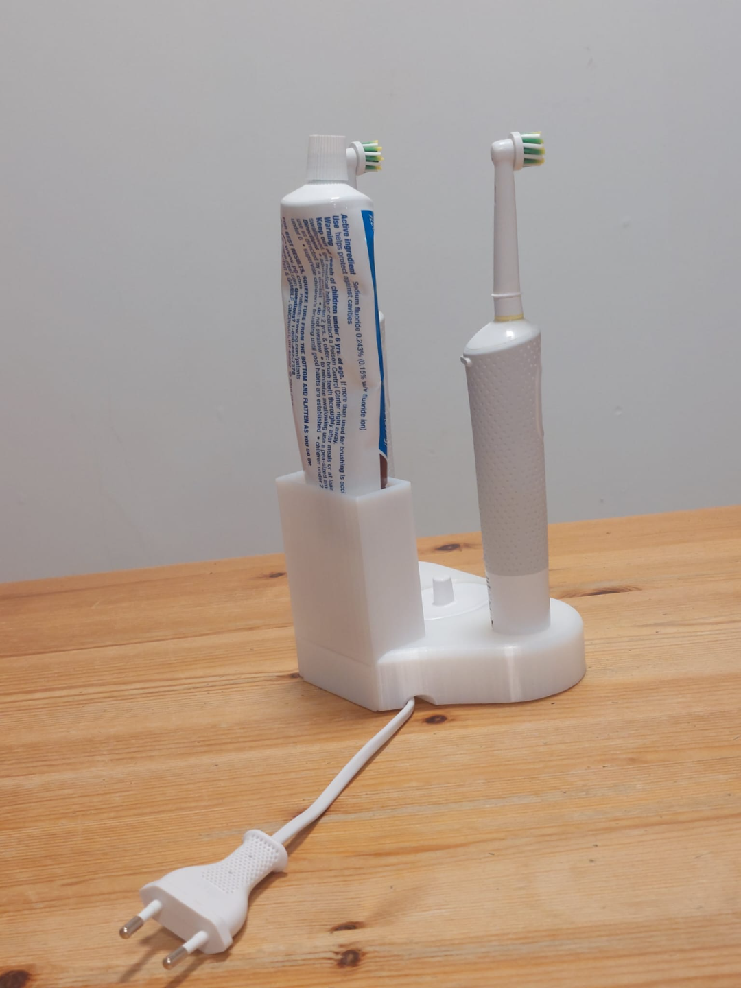 Oral-B toothbrush holder+ cable hiding place.