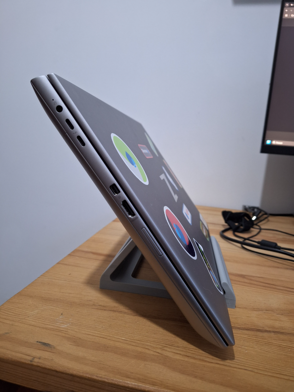 Laptop holder / laptop storage