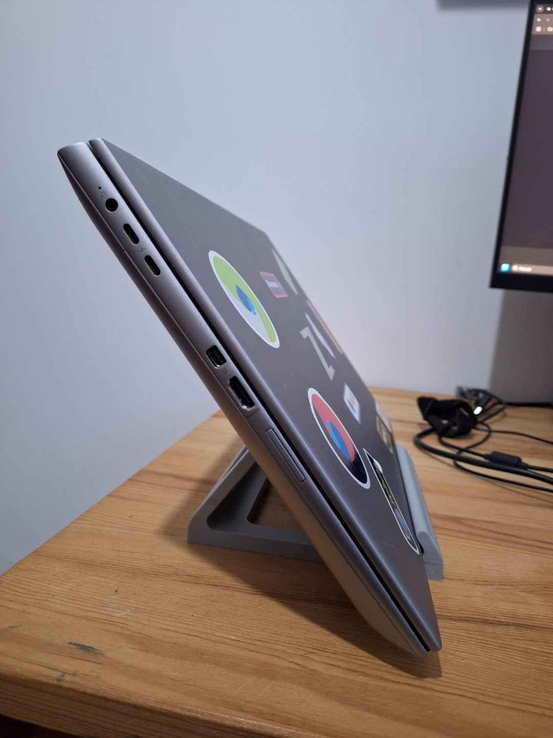 Laptop holder / laptop storage
