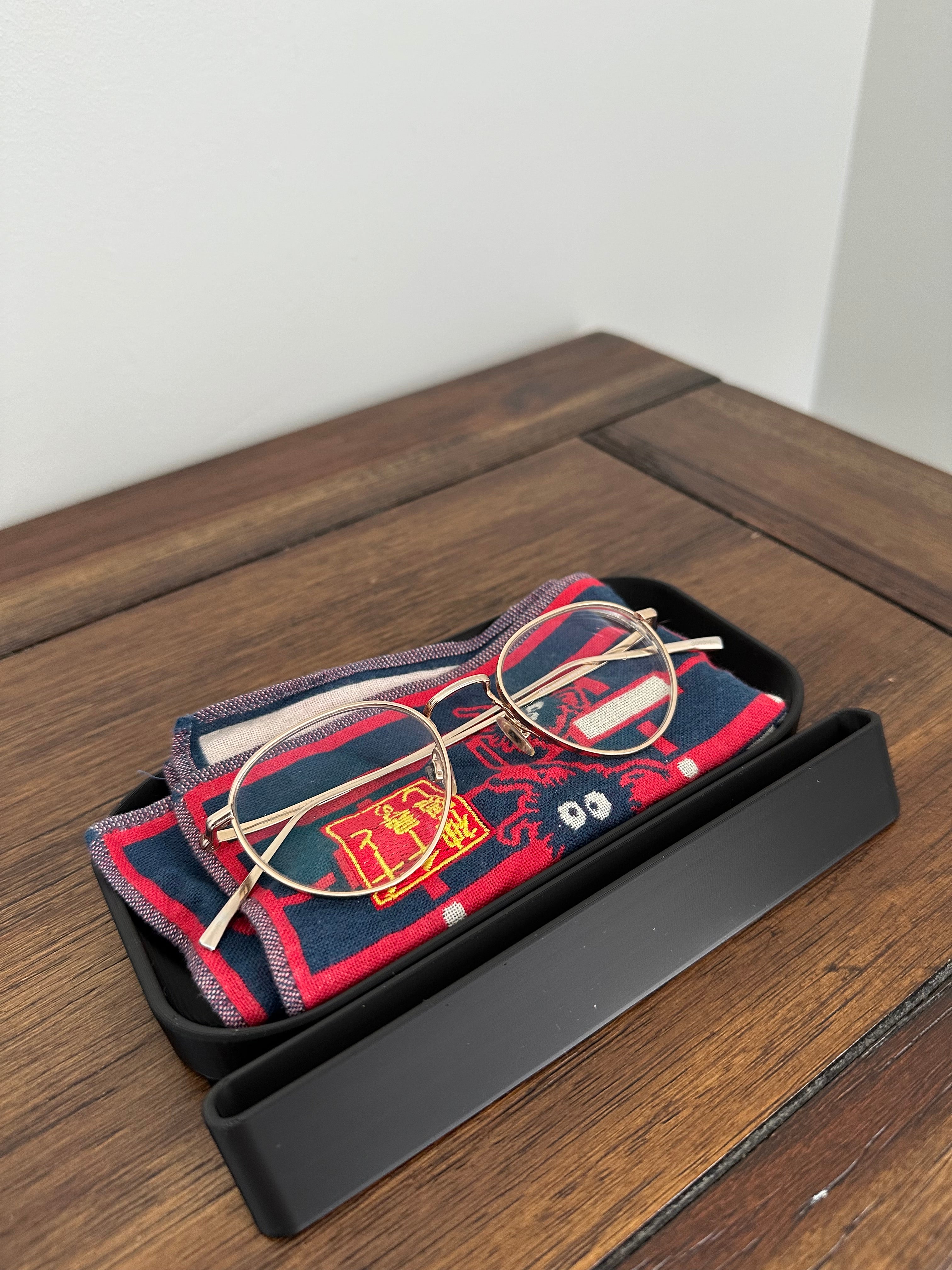 Kindle Oasis, iPad mini and glasses stand