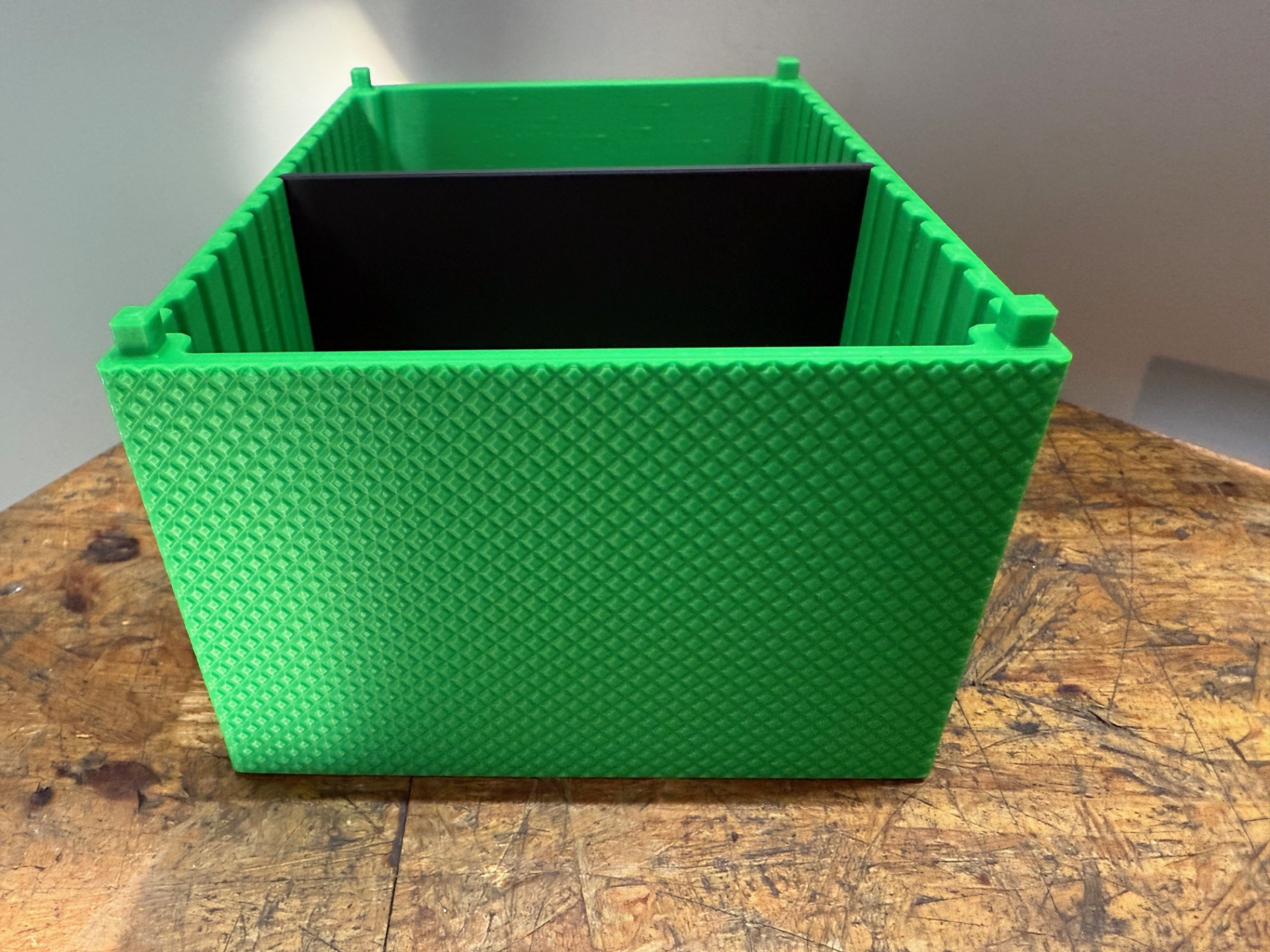 mittlere stapelbare Box V2 mit Struktur